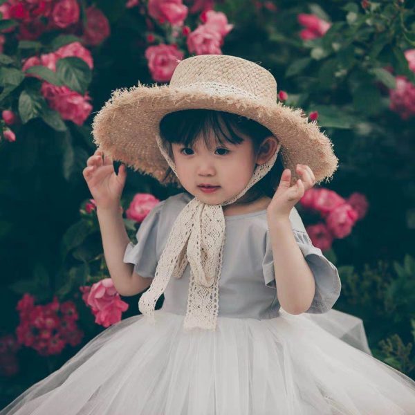 2023 Wholesale fashion Solid Color woven Straw Hat Kids Lace Strap Flat Top Sun Hat Big Brim Beach Straw Hat - Image 2