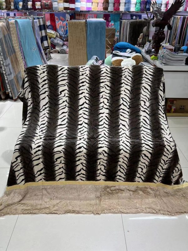 hot Animal Pattern faux fur fleece flannel blanket for winter custom Double -layer bed weighted coral fleece flannel blankets - Image 2