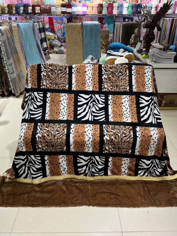 hot Animal Pattern faux fur fleece flannel blanket for winter custom Double -layer bed weighted coral fleece flannel blankets - Image 3