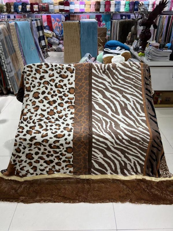 hot Animal Pattern faux fur fleece flannel blanket for winter custom Double -layer bed weighted coral fleece flannel blankets - Image 4