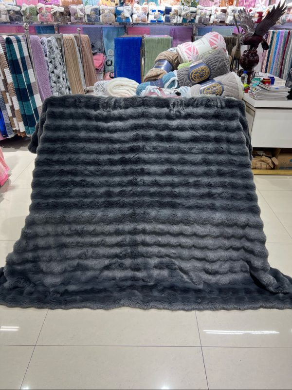 2024Direct sales by manufacturers Warm Tuscan Imitation Fur Blanket & throws bed Winter weight fake fur blanket for winter - Image 3